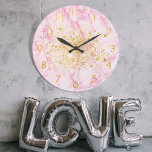 Grande Horloge Ronde Marbre rose or parties scintillant poussière<br><div class="desc">Empreinte de marbre rose décorée avec de la poussière de parties scintillant en faux or. Des chiffres d'or.</div>