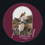Grande Horloge Ronde Mariage Arch Photo Bourgogne<br><div class="desc">Un garde spécial vous propose votre photo mariage dans un design élégant en arche avec le texte "Marié" en lettres chic avec vos noms et date mariage sur une arrière - plan bordeaux petite ou grande horloge murale. Un beau cadeau pour votre famille et un souvenir fabuleux à présenter dans...</div>
