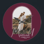 Grande Horloge Ronde Mariage Arch Photo Bourgogne<br><div class="desc">Un garde spécial vous propose votre photo mariage dans un design élégant en arche avec le texte "Marié" en lettres chic avec vos noms et date mariage sur une arrière - plan bordeaux petite ou grande horloge murale. Un beau cadeau pour votre famille et un souvenir fabuleux à présenter dans...</div>