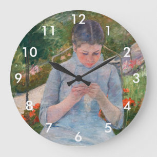 Grande Horloge Ronde Mary Cassatt - Fille couture dans un jardin