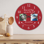 Grande Horloge Ronde Meilleur Nana Et Papa Grandkids Photo Collage Roug<br><div class="desc">Cadeau de grand-parents unique pour Noël - horloge photo personnalisée avec photo petits-enfants,  nom et message.</div>