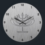 Grande Horloge Ronde Menorah ; Retrait métallique brossé<br><div class="desc">Vous aimerez ce look métal brossé en aluminium à l'apparence juive Hanoukka Menorah design. Idéal pour les cadeaux ! Disponible sur les tee - shirts, les boîtiers de smartphones, les mousepads, les porte - clés, les affiches, les cartes, les couvertures électroniques, les manches d'ordinateur portable / carnet, les casquettes, les...</div>