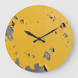 Grande Horloge Ronde Métal jaune fissuré : texture sale.