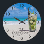 Grande Horloge Ronde Mojito cocktail Beach Happy Place<br><div class="desc">Cette conception peut être personnalisée dans la zone fournie en modifiant la photo et/ou le texte. Vous pouvez également le customiser en cliquant sur Personnaliser ce Modèle, puis en choisissant l'option cliquer pour customiser et supprimer ou modifier la couleur de l'arrière - plan, ajouter du texte, modifier la couleur ou...</div>