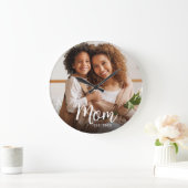 Grande Horloge Ronde Mom Established Date White Script Custom Photo (Maison)