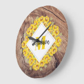 Grande Horloge Ronde Monogram de Rustic Sunflowers & Wood Texture (Angle)