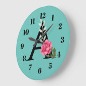 Grande Horloge Ronde Monogram Initial Letter A dans le rose blanc (Angle)