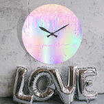 Grande Horloge Ronde monogramme arc-en-ciel à goutte de parties scintil<br><div class="desc">Un arrière - plan holographique branché aux couleurs pastel unicorne et arc-en-ciel rose, violet, or rose, vert menthe. Décoré avec des gouttes de parties scintillant en or rose, rose et violet. Personnalisez et ajoutez un nom, écrit avec un script de style à la main moderne avec des swashes. Lettres violettes....</div>