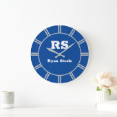Grande Horloge Ronde Monogramme blanc & nom, lignes gris clair, bleu fo (Maison)