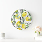 Grande Horloge Ronde Monogramme de citrons d'aquarelle au pays (Maison)