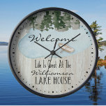 Grande Horloge Ronde Monogramme de la famille Lake House<br><div class="desc">La vie est grande à Lake House. Nom monogrammé. Accueil amusant pour vos invités. Aquarelle pittoresque avec arbres,  lac et bateau.</div>