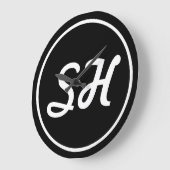 Grande Horloge Ronde Monogramme de style rétro-moderne cool | Noir et b (Angle)