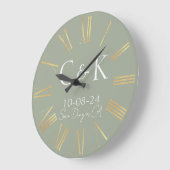 Grande Horloge Ronde Monogramme Initiales Sage Green Mariage (Angle)