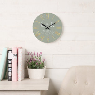Grande Horloge Ronde Monogramme Initiales Sage Green Mariage