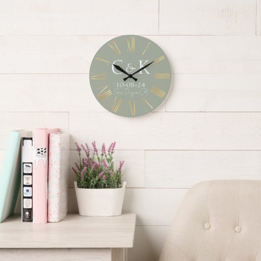 Grande Horloge Ronde Monogramme Initiales Sage Green Mariage (Salle de lecture)