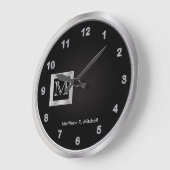 Grande Horloge Ronde Monogramme Masculine Exécutif noir et argent (Angle)