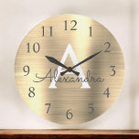 Grande Horloge Ronde Monogramme métal d'or Nom et initiale<br><div class="desc">Monogramme Métallique d'or Nom et horloge murale de service initial. L'horloge murale est le cadeau parfait pour quelqu'un qui aime l'acier inoxydable or.</div>