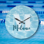 Grande Horloge Ronde Monogramme personnalisé Piscine bleue Moderne<br><div class="desc">👉 Mettez un sourire sur un visage avec cette superbe horloge monogramme personnalisée de piscine! Un cadeau parfait pour votre ami nageur ! Ou pour compléter votre espace piscine ! - Cliquez simplement pour personnaliser ce design 🔥 Mes promesses - Ceci est conçu pour vous en tête 🙏 Merci pour...</div>