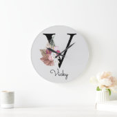 Grande Horloge Ronde Monogramme Rose Boho Floral Initiale V (Maison)