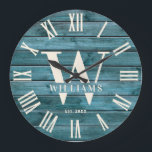 Grande Horloge Ronde Monogramme rustique Bois-Driftwood Nom de famille<br><div class="desc">Nom de famille personnalisé, monogramme, et année établi Rustic Modern Wall horloge dans un style de ferme tendance avec cadran d'horloge romain et gris turquoise de bois flotté / armoire arrière design. Un cadeau idéal pour les jeunes mariés, les mariages ou les grands-parents, ou pour un cadeau de retour à...</div>