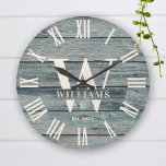 Grande Horloge Ronde Monogramme rustique Bois-Driftwood Nom de famille<br><div class="desc">Nom de famille personnalisé, monogramme, et année établi Rustic Modern Wall horloge dans un style de ferme tendance avec cadran d'horloge romain et gris turquoise de bois flotté / armoire arrière design. Un cadeau idéal pour les jeunes mariés, les mariages ou les grands-parents, ou pour un cadeau de retour à...</div>