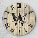 Grande Horloge Ronde Monogramme Rustique Nom de Famille Personnalisé Ma<br><div class="desc">Nom de famille personnalisé, monogramme et année de création Horloge murale moderne rustique dans un design de style fermier tendance avec un cadran à chiffres romains et des planches de bois blanc clair / design de lambris. Cadeau idéal pour les jeunes mariés, cadeau de mariage ou de pendaison de crémaillère...</div>
