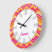 Grande Horloge Ronde Montre murale en chevron zigzag avec nom en lettre (Angle)