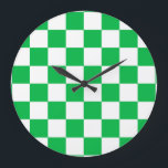 Grande Horloge Ronde Motif blanc À damiers blanc vert<br><div class="desc">Coche verte et blanche À damiers conception Motif Carré géométrique</div>