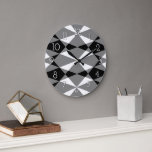 Grande Horloge Ronde Motif de mosaïque Carré noir noir noir<br><div class="desc">Belle mosaïque contemporaine noire, blanche et grise triangles et motif carré diamant. Design élégant, élégant, élégant et éclectique pour l'architecte d'intérieur artistique sophistiqué, la diva de décoration artistique, populaire branché, style rétro vintage et abstrait amoureux de motifs géométriques numériques. Disponible sur une variété d'accents de décoration de maison moderne et...</div>