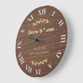 Grande Horloge Ronde Motif en bois Vintage Mariage Floral Nom personnal (Angle)