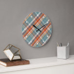 Grande Horloge Ronde Motif Turquoise moderne bleu foncé orange blanc pl<br><div class="desc">Belle motif contemporaine jaune, saumon rouge-orange, bleu foncé, vert turquoise et blanc écossais. Design orné, funky, moderne et fantaisiste pour décorateur d'intérieur de la maison artistique ou branché artsy, style d'art rétro vintage ou amateur de motifs géométriques abstraits. Disponible sur une variété d'accents de décoration de maison moderne et d'accessoires...</div>