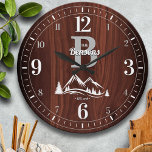 Grande Horloge Ronde Mountain Home Nom de famille<br><div class="desc">Amusant,  nom de famille personnalisé et design monogramme. Fait le cadeau parfait pour un ménage,  mariage,  ou toute occasion! Des pics enneigés et des pins hivernaux sur un panneau en faux bois d'érable profond et riche.</div>
