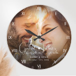 Grande Horloge Ronde Mur photo moderne<br><div class="desc">Célébrez l'amour intemporel avec cette grande horloge murale photo personnalisée. Avec une de vos photos préférées, un script élégant et des chiffres romains classiques, c’est un souvenir moderne et unique pour les jeunes mariés ou comme cadeau fiançailles. Si vous voulez l’aider à personnaliser pour qu’il soit vraiment spécial, faites-le-moi savoir,...</div>