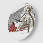 Grande Horloge Ronde Neige fraîche sur la grange rouge (Angle)