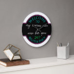 Grande Horloge Ronde Neon Hot rose Aqua Bleu Blanc Elle Shop Bienvenue<br><div class="desc">Magnifique horloge murale contemporaine rétro avec néo-bleu turquoise, rose chaud et écriture typographique blanche sur un arrière - plan noir. Avec place pour customiser ou personnaliser avec un nom ou un texte de votre choix. Ce design hipster fantaisiste est fait pour la femme branchée avec un hangar pour enfant, ou...</div>