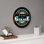 Grande Horloge Ronde Neon Orange Turquoise Blue Garage Texte sur Noir<br><div class="desc">Magnifique horloge murale contemporaine rétro orangée, bleu bleu turquoise et script de typographie couleur blanche sur un arrière - plan noir. Avec place pour customiser ou personnaliser avec un nom et un texte de votre choix. Ce design fantaisiste de hipster est fait pour l'homme branché qui a une mancave, ou...</div>