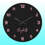 Grande Horloge Ronde Noir classique et élégant et nom rose bébé<br><div class="desc">Classic et élégant Noir et Bébé rose Nom Grande horloge</div>