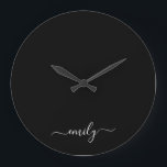 Grande Horloge Ronde Noir et blanc Nom du monogramme de script moderne<br><div class="desc">Nom du monogramme simple de script noir et blanc. Cela rend le cadeau parfait pour 16 ans,  mariage,  douche nuptiale,  anniversaire,  baby shower ou bachelorette pour quelqu'un qui aime le luxe glam et les styles chic.</div>