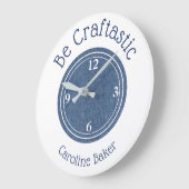 Grande Horloge Ronde Nom, 10,75 pouces Be Craftastic Blue Denim Round (Angle)