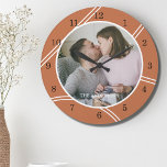 Grande Horloge Ronde Nom de famille de photos personnalisé<br><div class="desc">Cette horloge murale moderne est décorée d'une motif géométrique en terre cuite et blanc. Facilement personnalisable avec votre photo et votre nom.</div>