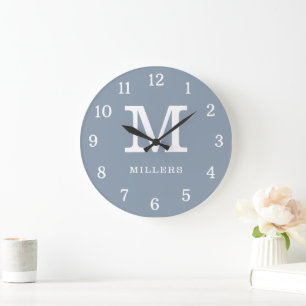 Grande Horloge Ronde Nom de famille Monogramme Moderne Bleu Poussiéreux
