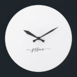 Grande Horloge Ronde Nom de script noir simple<br><div class="desc">Horloge murale moderne avec un design minimaliste blanc et un script simple en lettres noires. Personnalisez avec votre nom.</div>