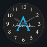 Grande Horloge Ronde Nom du monogramme de la fille en noir bleu<br><div class="desc">Monogramme simple bleu et noir Horloge Nom. Cela rend le cadeau parfait pour 16 ans,  mariage,  douche nuptiale,  anniversaire,  baby shower ou bachelorette pour quelqu'un qui aime le luxe glam et les styles chic.</div>