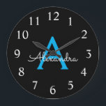 Grande Horloge Ronde Nom du monogramme de la fille en noir bleu<br><div class="desc">Monogramme simple bleu et noir Horloge Nom. Cela rend le cadeau parfait pour 16 ans,  mariage,  douche nuptiale,  anniversaire,  baby shower ou bachelorette pour quelqu'un qui aime le luxe glam et les styles chic.</div>