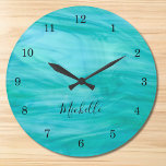 Grande Horloge Ronde Nom Monogramme Turquoise<br><div class="desc">Cette horloge murale colorée est décorée d'un motif tourbillon turquoise. Facilement personnalisable avec votre nom ou monogramme. Utilisez l'option Personnaliser supplémentaire pour modifier la taille,  le style ou la couleur du texte si vous le souhaitez.</div>