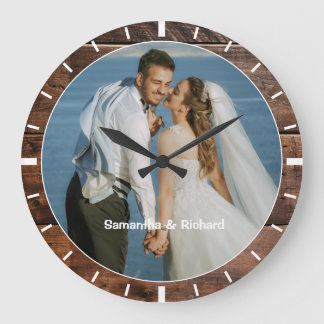 Grande Horloge Ronde Nom personnalisé Mariage Photo Rustic Dark Wood