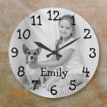 Grande Horloge Ronde Nom photo noir et blanc personnalisé<br><div class="desc">Parfait pour les crèches,  les chambres ou toute chambre dans votre maison. Un design amusant que vous pouvez personnaliser avec le nom et la photo d'un proche pour créer un cadeau unique. Conçu par Thisisnotme©</div>