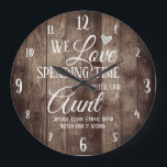 Grande Horloge Ronde Nombre de jours passés avec le nom personnalisé<br><div class="desc">Horloge familiale amusante avec arrière - plan texturé en planches de bois. Nous aimons passer du temps avec des tantes personnalisées noms de petits enfants. Ajoutez les noms des enfants au bas de l'horloge pour un cadeau unique de conservation.</div>