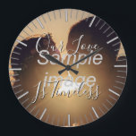 Grande Horloge Ronde Notre amour est intemporel - Photo Clock personnal<br><div class="desc">Cette horloge murale dit : Our Love is Timeless et vous permet de télécharger votre propre photo à l'arrière - plan. Un grand cadeau pour un anniversaire. Téléchargez votre image préférée de vous et de votre bonté pour leur montrer à quel point vous les aimez.</div>