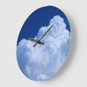 Grande Horloge Ronde Nuages bouffants blancs et ciel bleu (Angle)